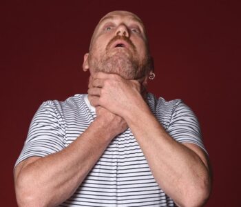 co-zrobic-gdy-cos-utknie-w-gardle-bezpieczne-techniki-udrazniania