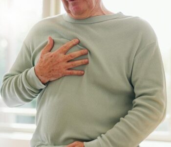 co-zrobic-gdy-dusi-w-klatce-piersiowej-kiedy-wezwac-pomoc