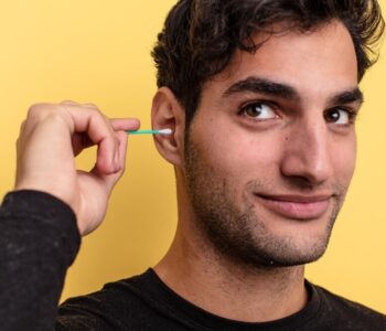 co-zrobic-gdy-wata-zostanie-w-uchu-jak-bezpiecznie-ja-usunac