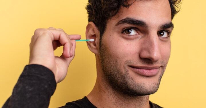 co-zrobic-gdy-wata-zostanie-w-uchu-jak-bezpiecznie-ja-usunac