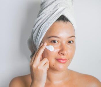 masc-na-rumien-na-twarzy-jak-wybrac-preparat-odpowiedni-dla-cery-wrazliwej