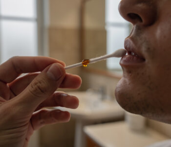 jak-stosowac-propolis-na-dziasla---krok-po-kroku